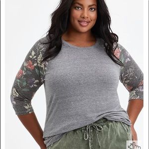 Torrid 🌟CLASSIC FIT RAGLAN TEE - HEATHER GREY FLORAL 3/4 SLEEVE